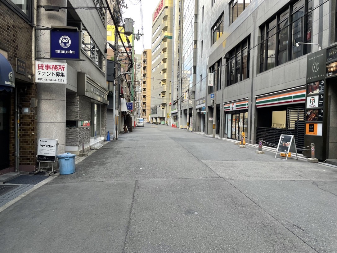 吉野家 桜橋店と西梅田MIDビルの間の道を直進
